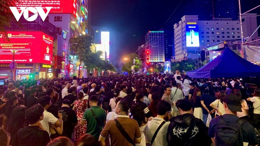 People flood downtown Ho Chi Minh City to welcome New Year 2025